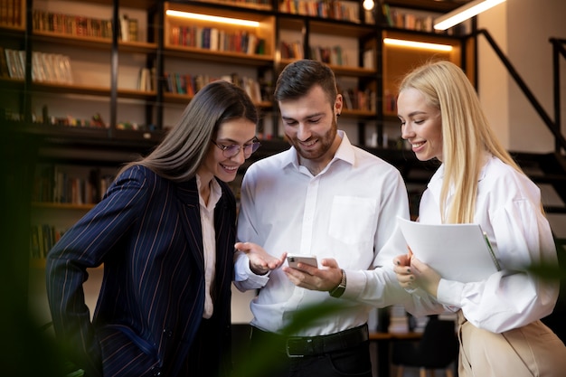 Foto gratuita acercamiento a un joven empresario que realiza una pasantía