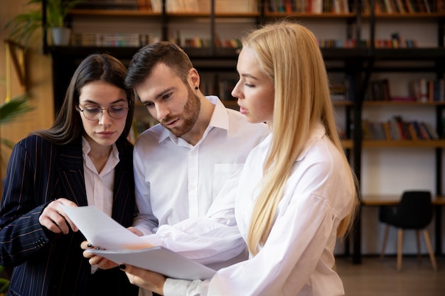 Foto gratuita acercamiento a un joven empresario que realiza una pasantía