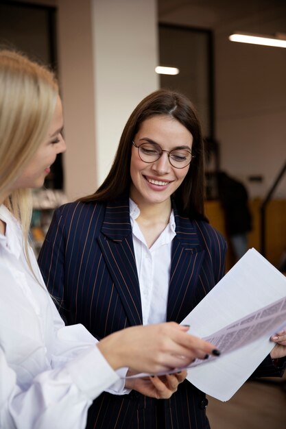 Acercamiento a un joven empresario que realiza una pasantía