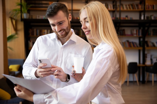 Acercamiento a un joven empresario que realiza una pasantía