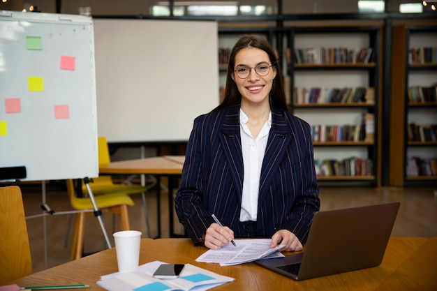 Foto gratuita acercamiento a un joven empresario que realiza una pasantía