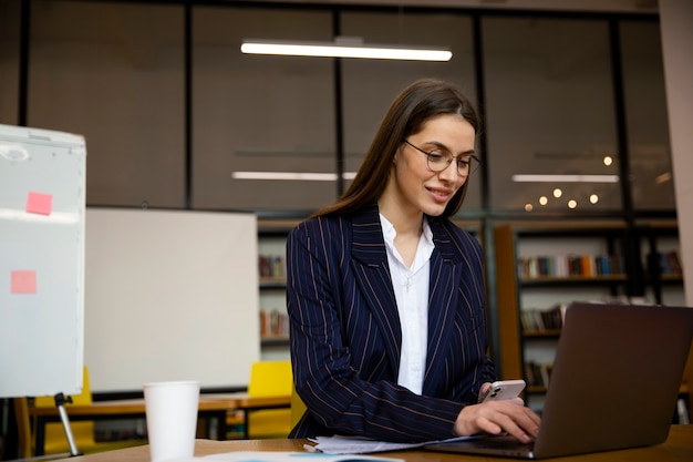 Acercamiento a un joven empresario que realiza una pasantía