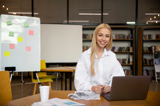 Foto gratuita acercamiento a un joven empresario que realiza una pasantía