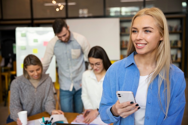 Acercamiento a un joven empresario que realiza una pasantía