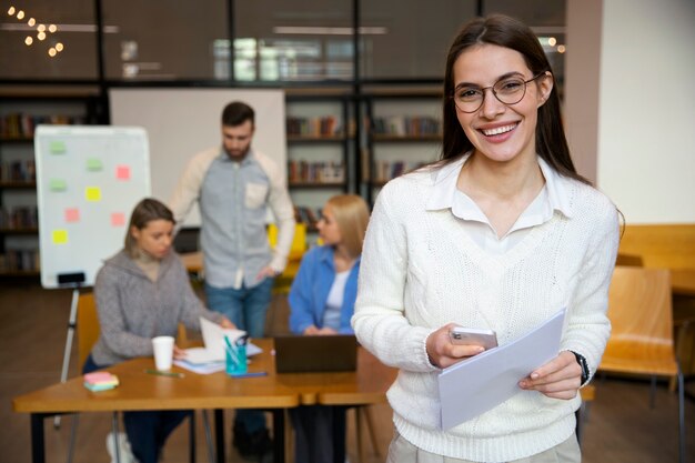 Acercamiento a un joven empresario que realiza una pasantía