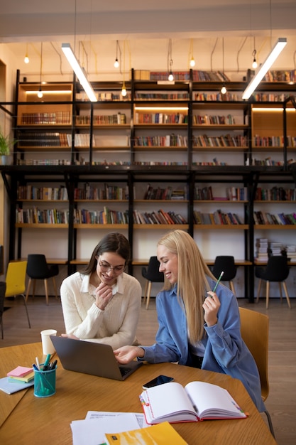 Foto gratuita acercamiento a un joven empresario que realiza una pasantía