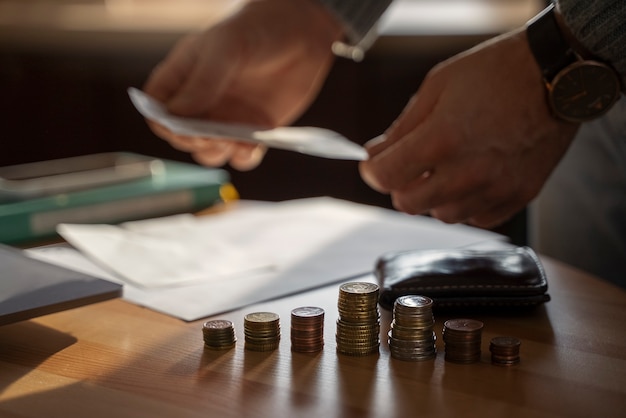 Acercamiento a las monedas guardadas para los gastos de la crisis energética