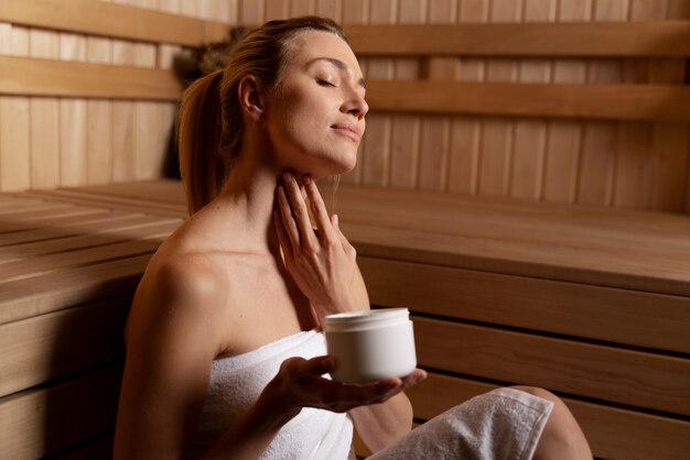 Acercamiento a una mujer relajándose en la sauna