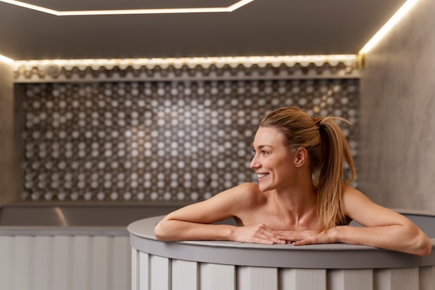 Foto gratuita acercamiento a una mujer relajándose en la sauna