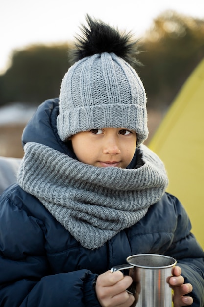 Acercamiento a un niño acampando con sus padres