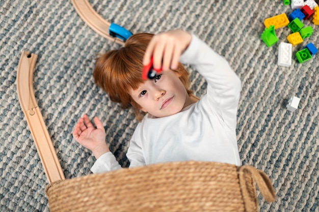 Acercamiento a un niño en su habitación divirtiéndose