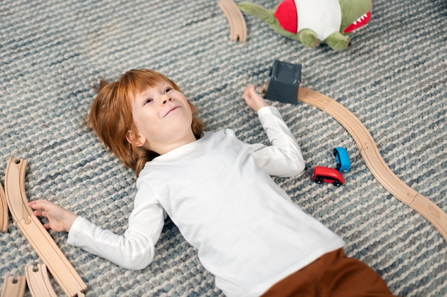 Foto gratuita acercamiento a un niño en su habitación divirtiéndose