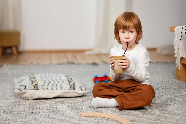 Acercamiento a un niño en su habitación divirtiéndose