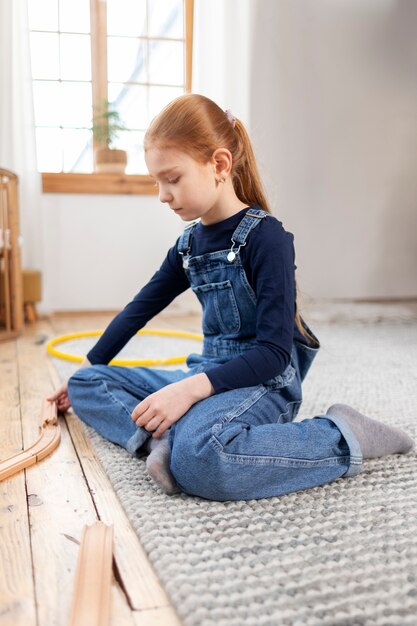 Acercamiento a un niño en su habitación divirtiéndose