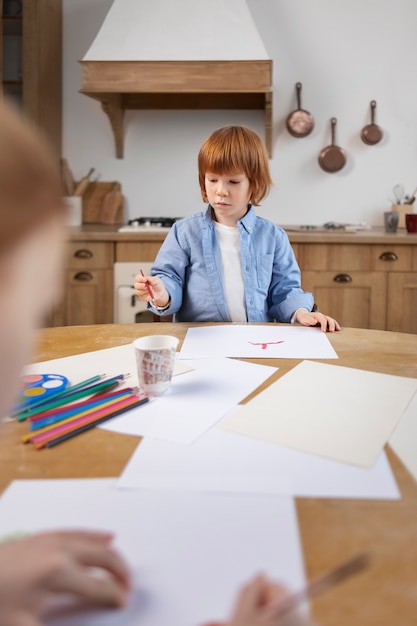 Acercamiento a un niño en su habitación divirtiéndose