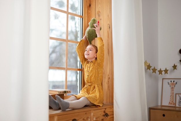 Acercamiento a un niño en su habitación divirtiéndose