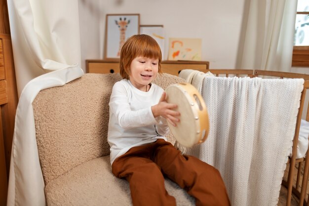 Acercamiento a un niño en su habitación divirtiéndose