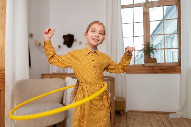 Foto gratuita acercamiento a un niño en su habitación divirtiéndose