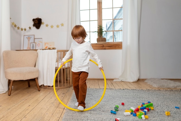 Foto gratuita acercamiento a un niño en su habitación divirtiéndose