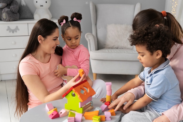 Acercamiento a los niños disfrutando del juego didáctico