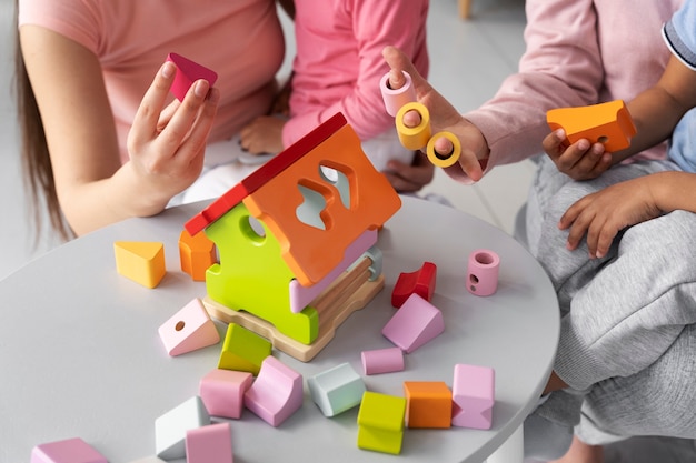 Acercamiento a los niños disfrutando del juego didáctico