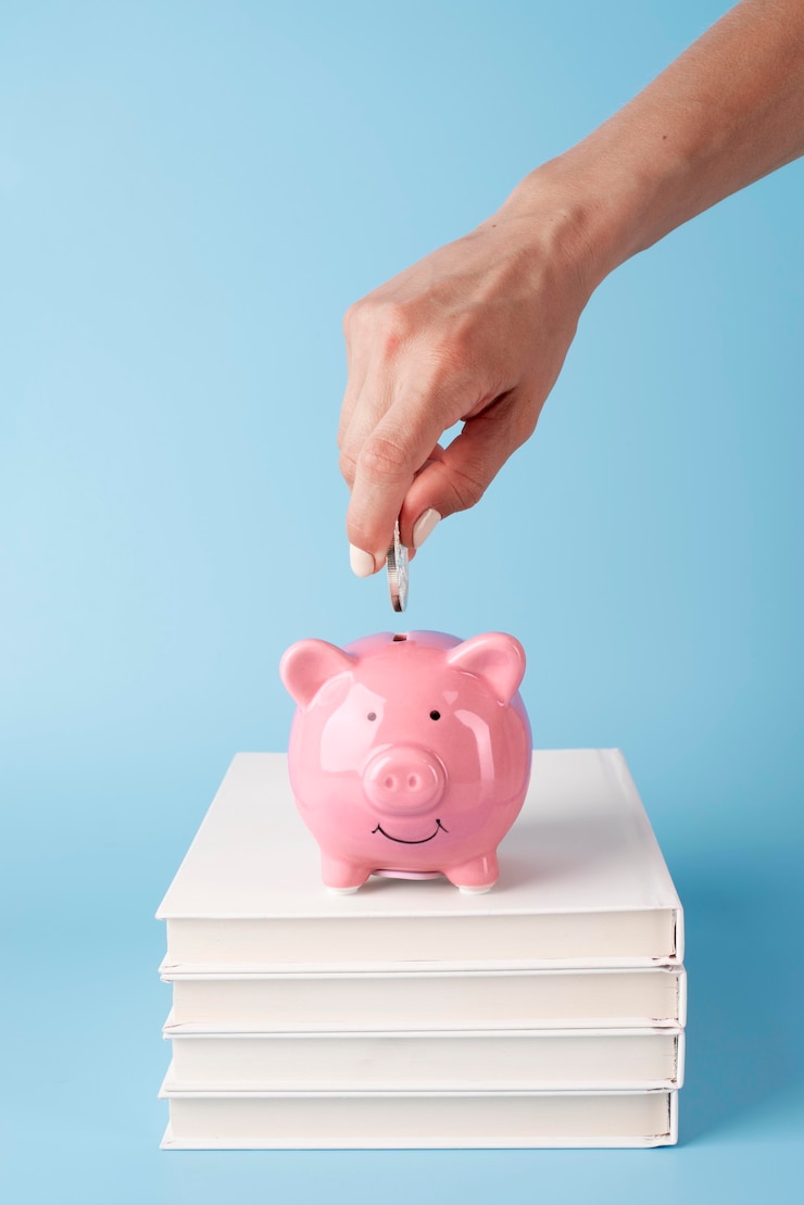 Foto gratuito acercamiento a los objetos de educación y economía.
