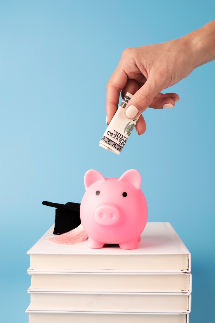 Foto gratuito acercamiento a los objetos de educación y economía.