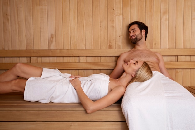 Foto gratuita acercamiento a una pareja relajándose en la sauna