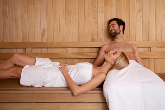 Acercamiento a una pareja relajándose en la sauna