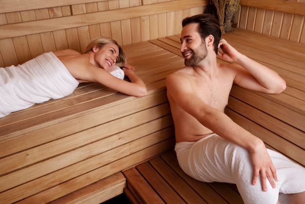 Foto gratuita acercamiento a una pareja relajándose en la sauna