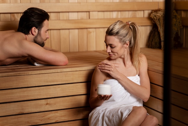 Foto gratuita acercamiento a una pareja relajándose en la sauna