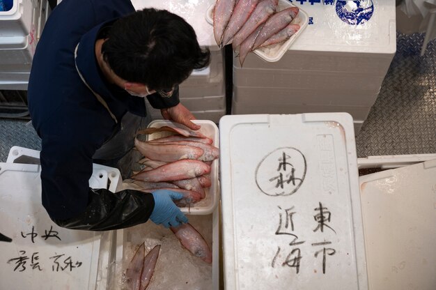 Acercamiento a la persona que cocina comida callejera japonesa