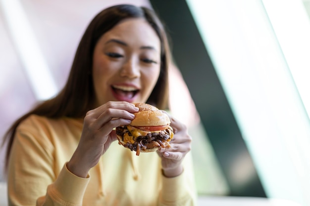 Acercamiento a la persona que disfruta de la comida