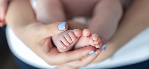 Foto gratuita acercar los pies de un recién nacido en manos de la madre