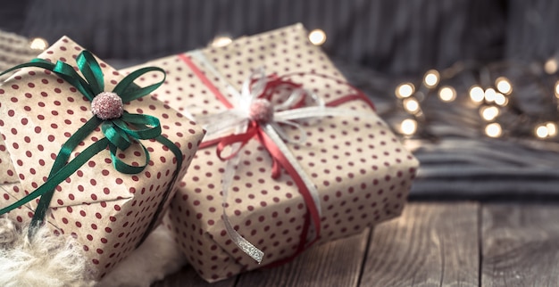 Acogedor bodegón navideño en un ambiente hogareño sobre una mesa de madera.