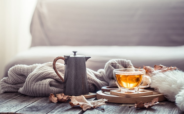Foto gratuita acogedor bodegón otoñal con una taza de té