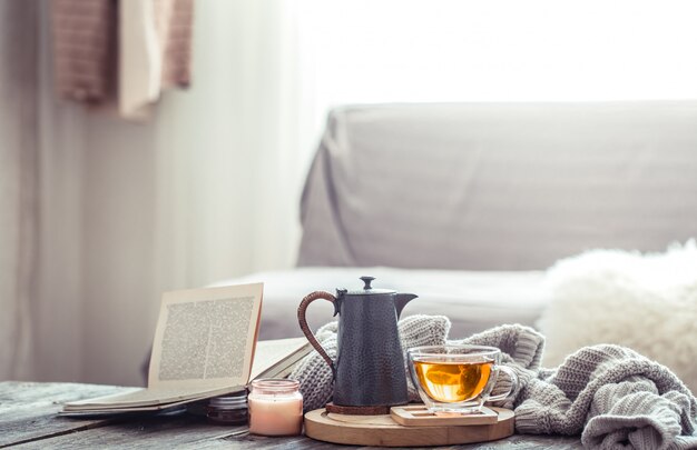 Acogedor bodegón otoñal con una taza de té