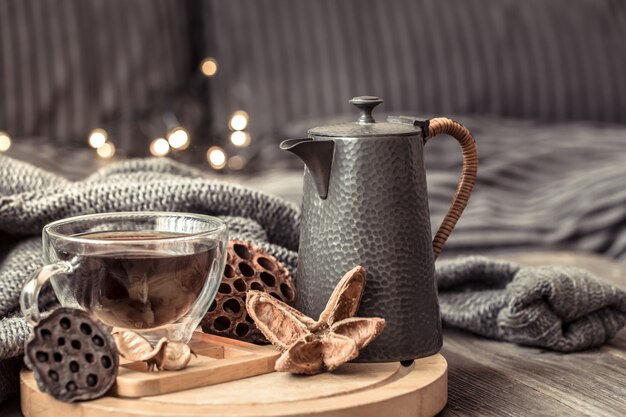 Acogedor bodegón otoñal con una taza de té.