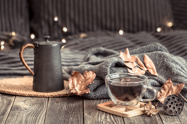 Acogedor bodegón otoñal con una taza de té.