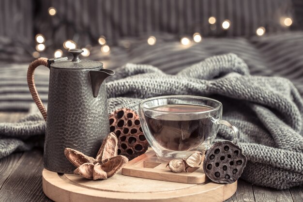 Acogedor bodegón otoñal con una taza de té.