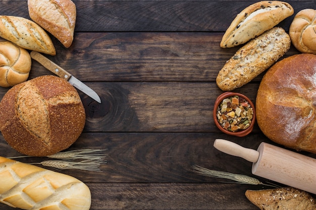 Foto gratuita acogedor conjunto con panadería y frutas secas