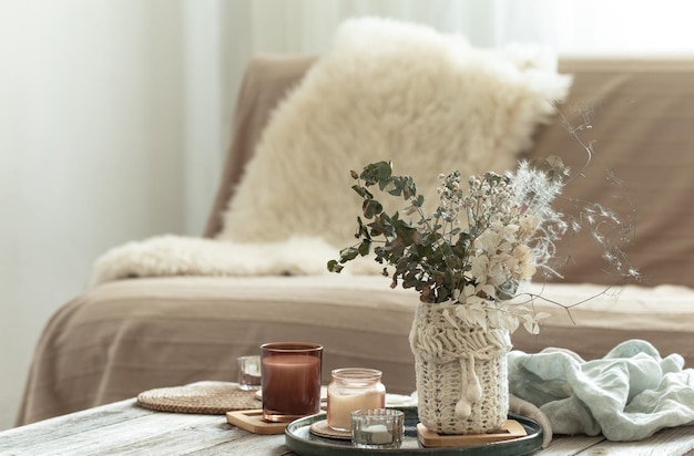 Acogedor fondo casero con flores secas en un jarrón en el interior