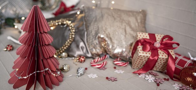 Acogedor fondo navideño con detalles de decoración festiva