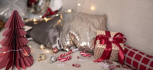Acogedor fondo navideño con detalles de decoración festiva