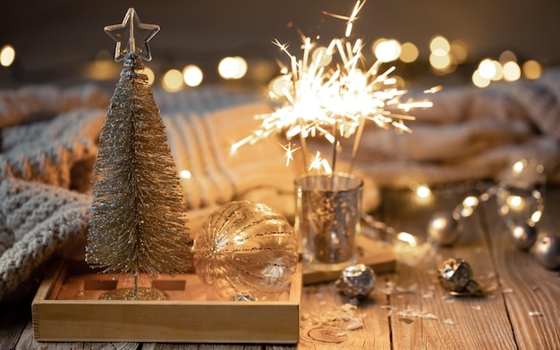 Acogedor fondo navideño con luces de bengala brillantes y detalles decorativos