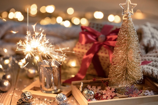 Acogedor fondo navideño con luces de bengala brillantes y detalles decorativos