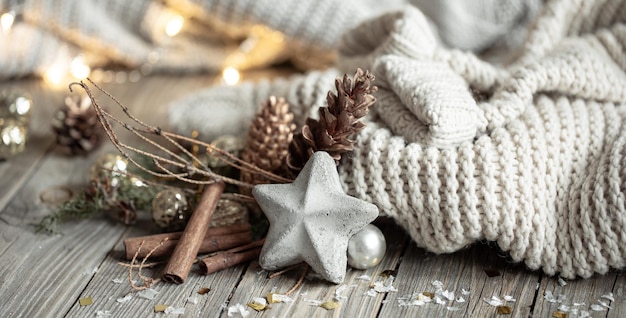 Acogedor fondo navideño con primer plano de estrella decorativa