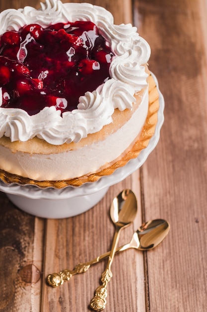 Acogedor pastel con cerezas y natillas