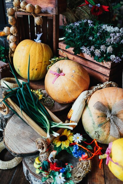 Acogedor rincón decorado con bloques de madera, calabazas y vegetación