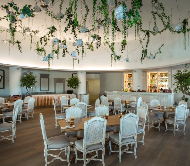 Acogedora cafetería, salón de eventos con muebles blancos. imaeg